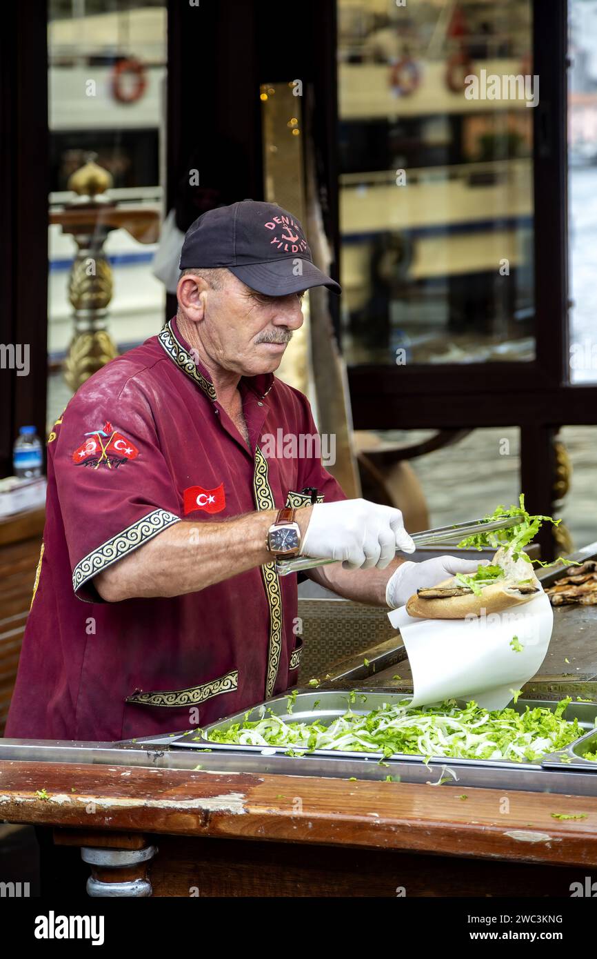 Kochen Sie in Fisch Sandwich Restaurant Boot, Eminonu, Istanbul, Türkei Stockfoto