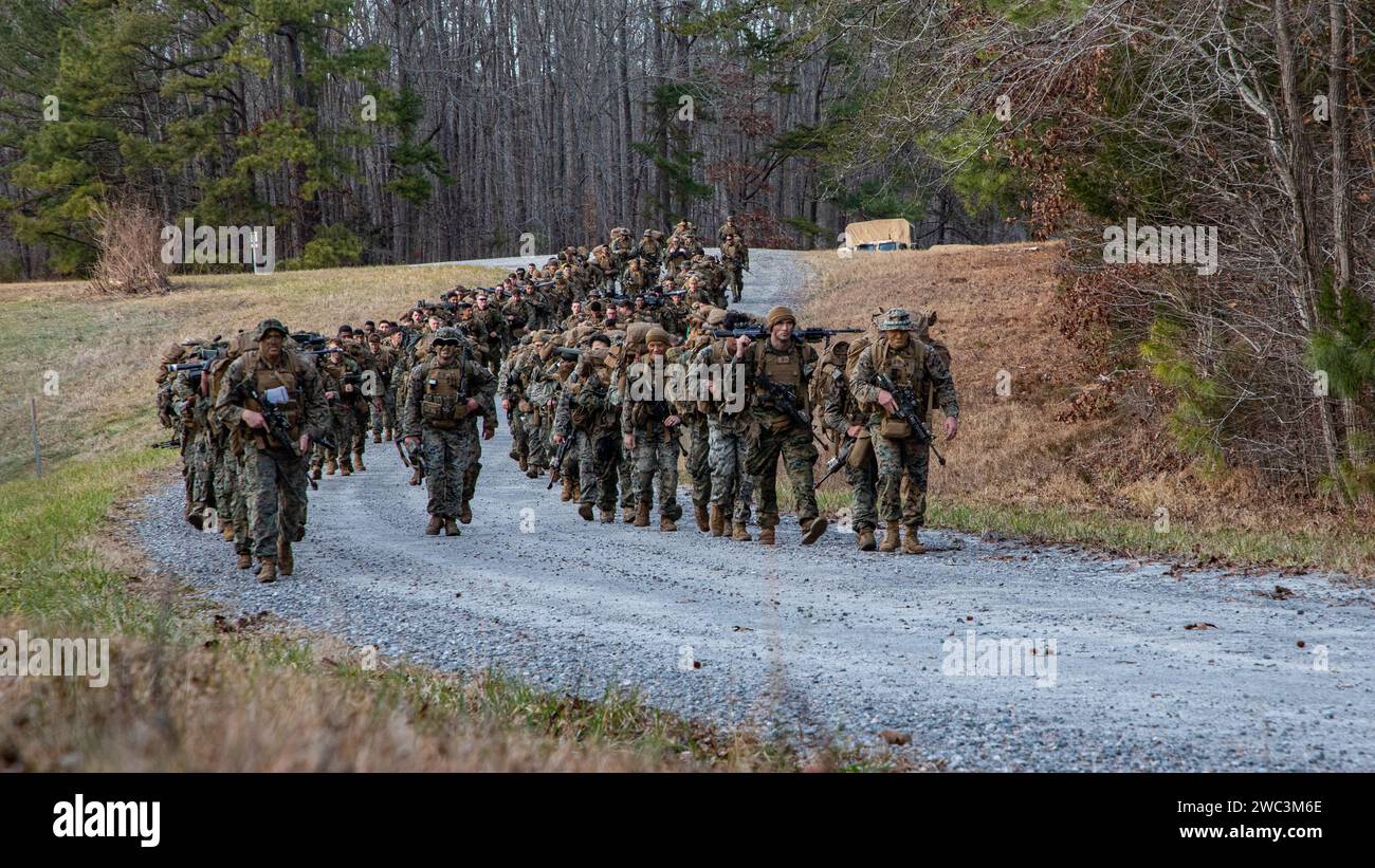 U.S. Marines mit Charlie Company, Battalion Landing Team 1/8, 24th Marine Expeditionary Unit (MEU), führen eine Wanderung vor den Operationen der Patrouillenbasis im Rahmen von Realistic Urban Training (RUT), 10. Januar 2024 durch. Die RUT bietet der 24. MEU die Möglichkeit, in ungewohnten Umgebungen zu arbeiten, die Einheiten der Marine Air Ground Task Force zu integrieren und darauf hinzuarbeiten, dass sie als Sonderbetrieb zertifiziert werden können. (Foto des U.S. Marine Corps von CPL. Noah Seal) Stockfoto