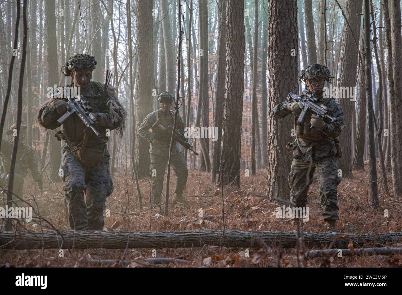 Die US-Marines nähern sich mit Charlie Company, Battalion Landing Team 1/8, 24th Marine Expeditionary Unit (MEU), dem Ort einer simulierten Schlacht während der Patrouillenbasis-Operationen im Rahmen des Realistic Urban Training (RUT) auf Fort Barfoot, Virginia, am 12. Januar 2024. Die RUT bietet der 24. MEU die Möglichkeit, in ungewohnten Umgebungen zu arbeiten, die Einheiten der Marine Air Ground Task Force zu integrieren und darauf hinzuarbeiten, dass sie als Sonderbetrieb zertifiziert werden können. (Foto des U.S. Marine Corps von CPL. Noah Seal) Stockfoto