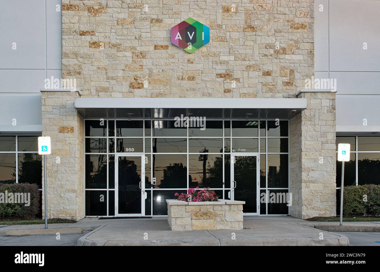 Houston, Texas, USA 12-17-2023: Außengebäude von AVI Systems in Houston, Texas. Globaler Anbieter audiovisueller Dienste seit 1974. Stockfoto
