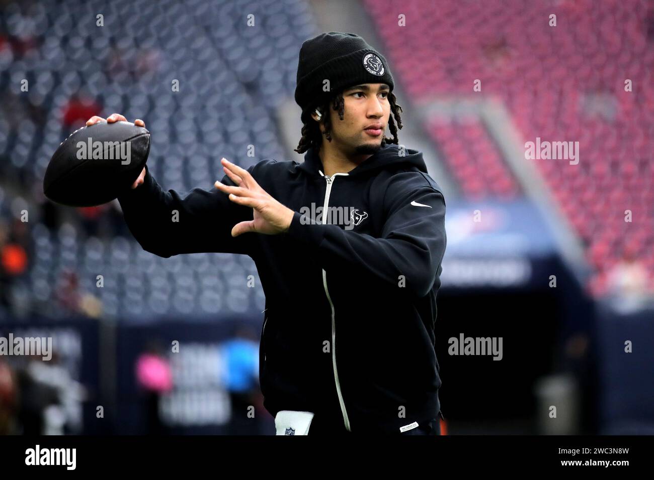 Houston, Texas, USA. Januar 2024. Houston Texans Quarterback C.J. STROUD (7) wärmt sich vor dem AFC Wild Card Playoff Spiel zwischen den Houston Texans und den Cleveland Browns im NRG Stadium in Houston auf. (Kreditbild: © Erik Williams/ZUMA Press Wire) NUR REDAKTIONELLE VERWENDUNG! Nicht für kommerzielle ZWECKE! Stockfoto