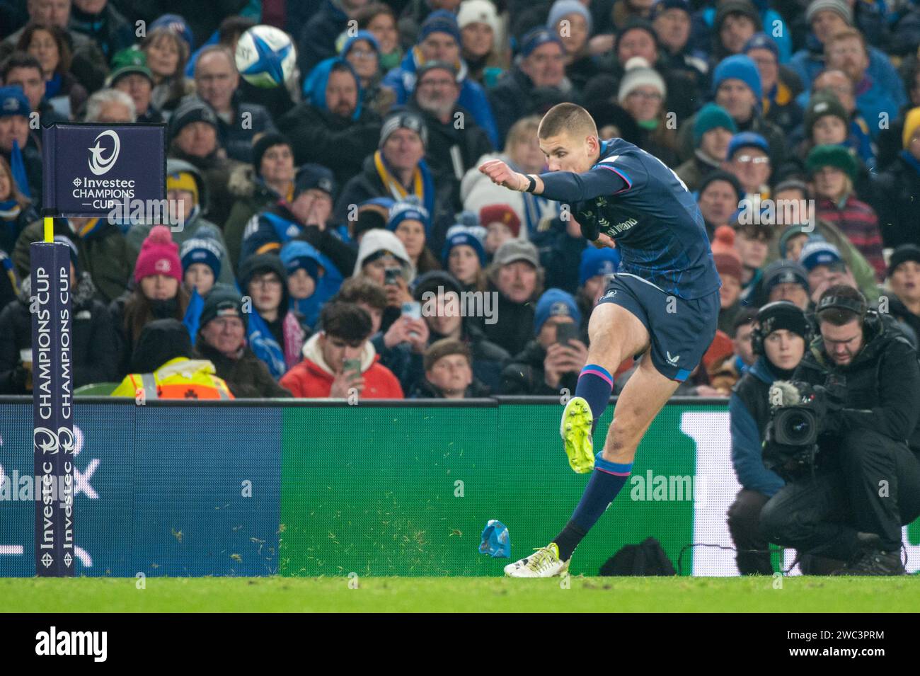 Dublin, Irland. Januar 2024. Sam Prendergast von Leinster absolviert eine Conversion während des Investec Champions Cup Pool 4, Runde 3 Spiel zwischen Leinster Rugby und Stade Francais Paris im Aviva Stadium in Dublin, Irland am 13. Januar 2024 (Foto: Andrew SURMA/ Credit: SIPA USA/Alamy Live News Stockfoto