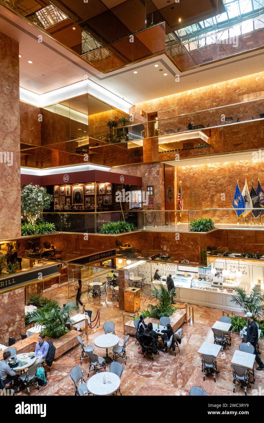 Im Inneren des Trump Tower befinden sich Restaurants und Geschäfte, New York City, USA, 2024 Stockfoto