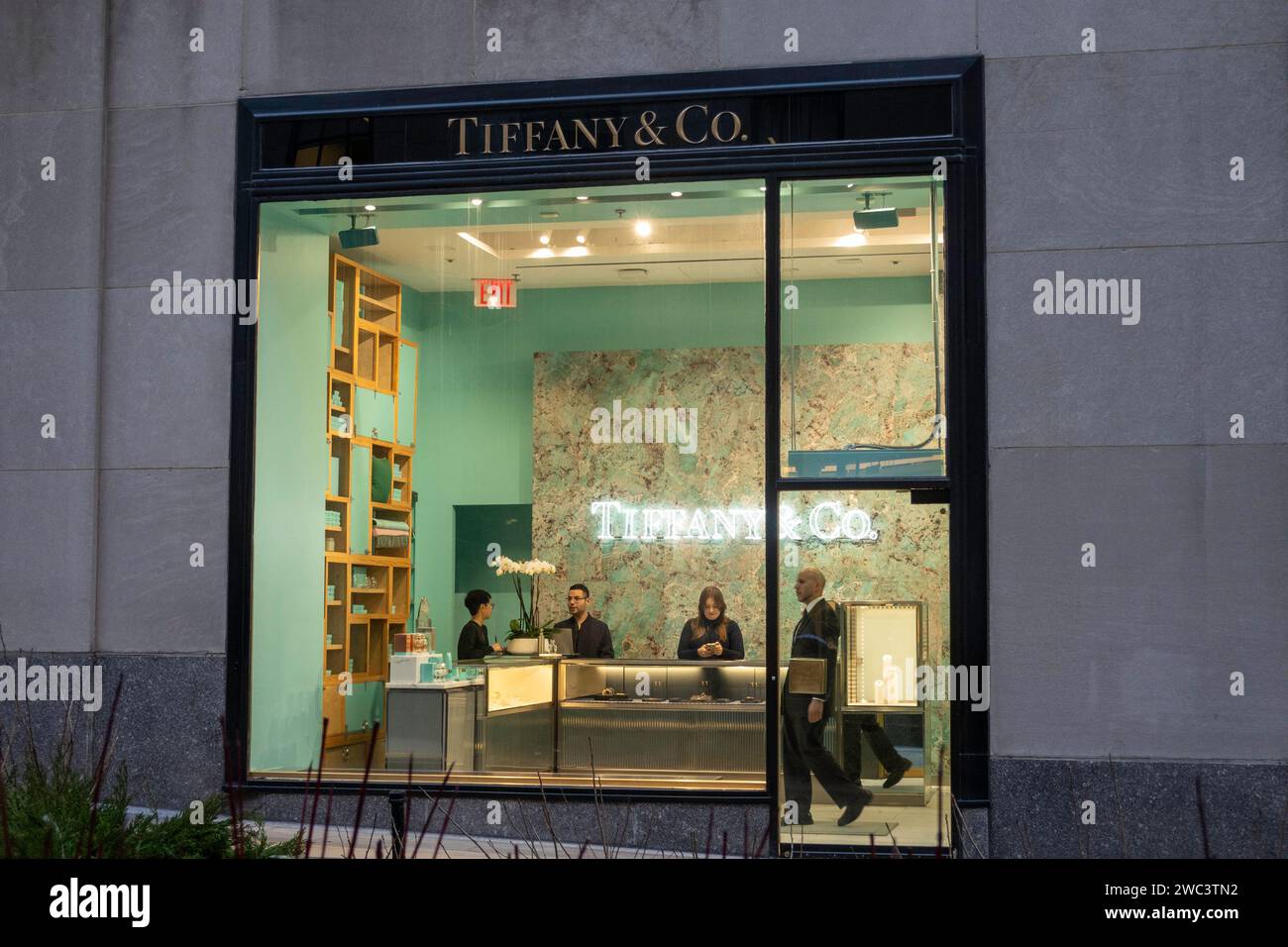 Zu den Geschäften in den Channel Gardens gehören Tiffany & Co. Im Rockefeller Center, New York City, USA 2024 Stockfoto