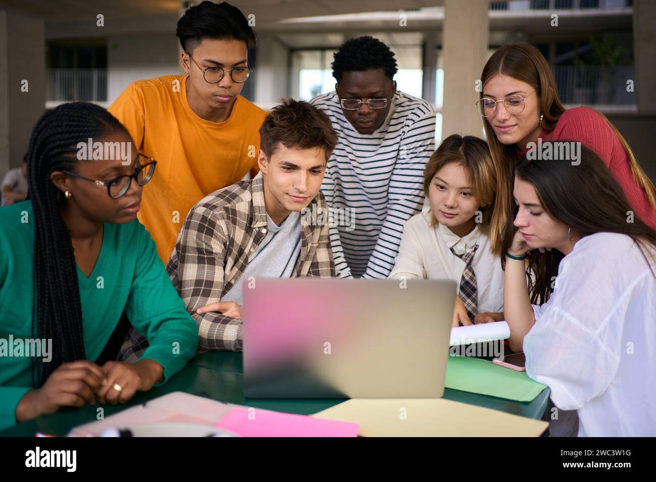 Konzentrierte junge Gruppe von Universitätsstudenten mit Laptop in der Cafeteria auf dem Campus Stockfoto