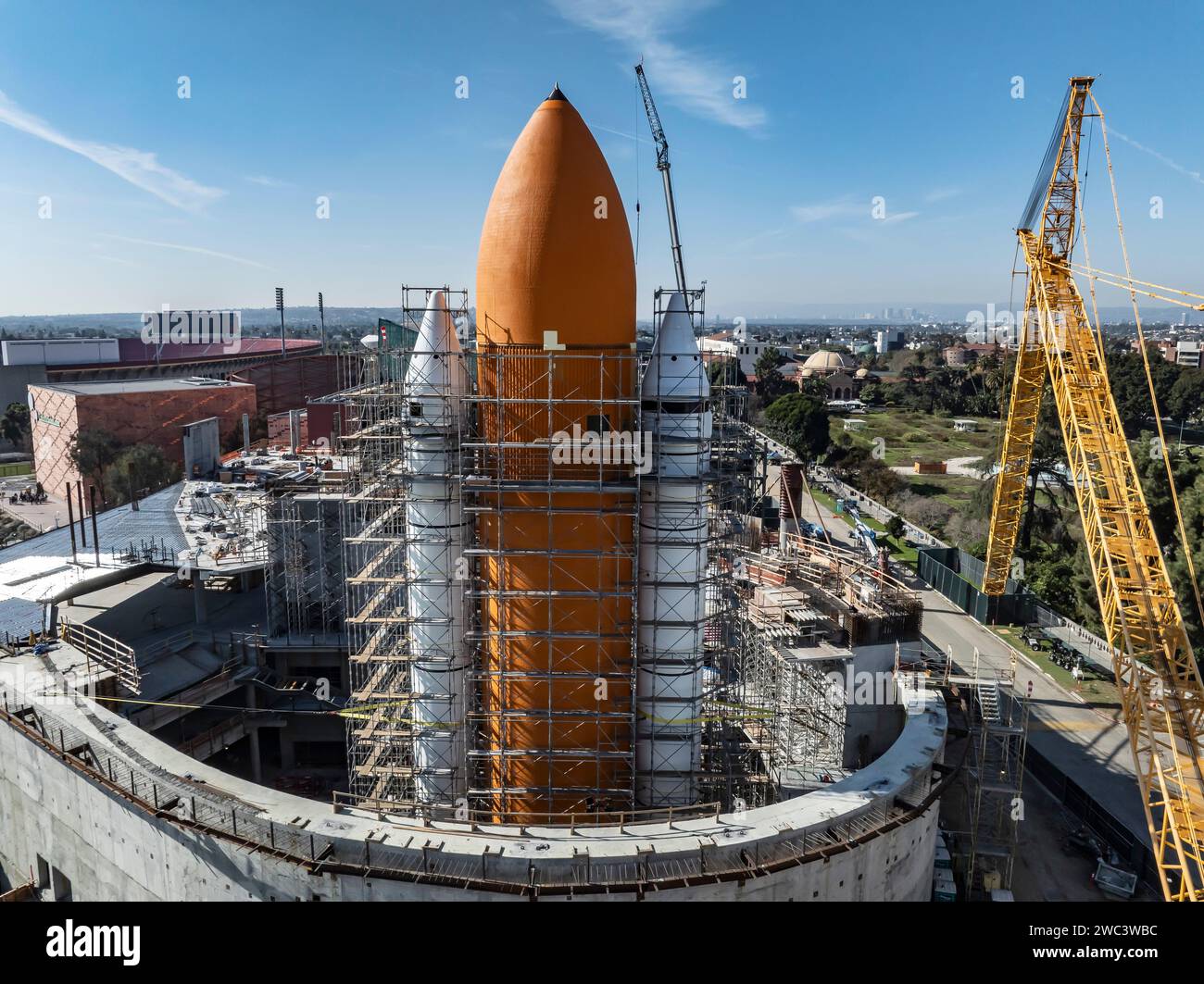 Los Angeles, USA. Januar 2024. Ein riesiger orangener Kraftstofftank und zwei feste Raketenverstärker für das Space Shuttle-Display im California Science Center sind jetzt in Betrieb. Das Shuttle Endeavour wird später in diesem Monat auf dem orangen Tank platziert und das Gebäude wird schließlich geschlossen. 13/2024 Los Angeles, CA., USA (Foto: Ted Soqui/SIPA USA) Credit: SIPA USA/Alamy Live News Stockfoto