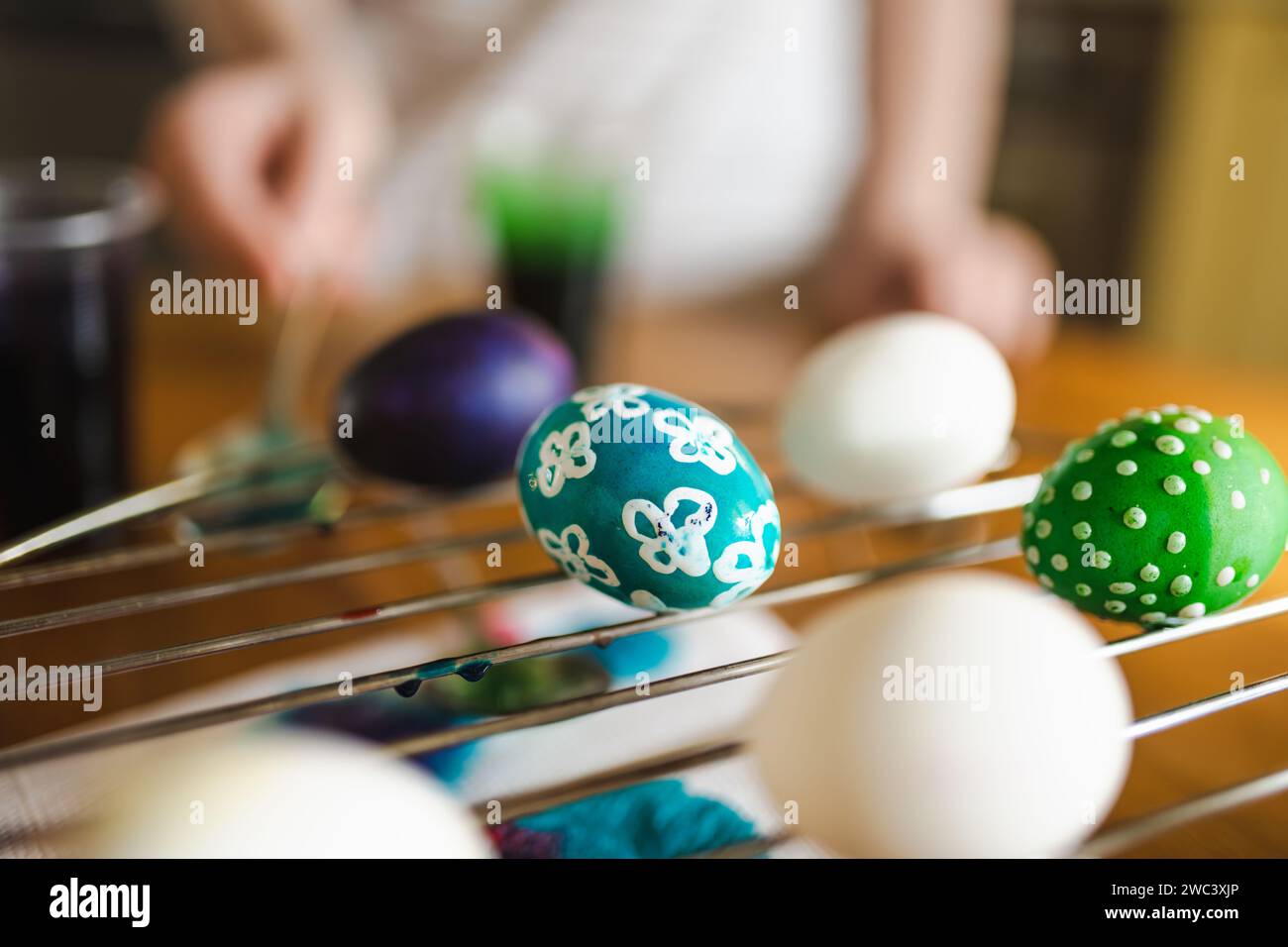 Ich verwende Kerzenwachs, um Ostereier zu Hause zu färben. Ich malte bunte Eier für die Osterjagd. Bereit für die Osterfeier. Familientraditionen. Stockfoto