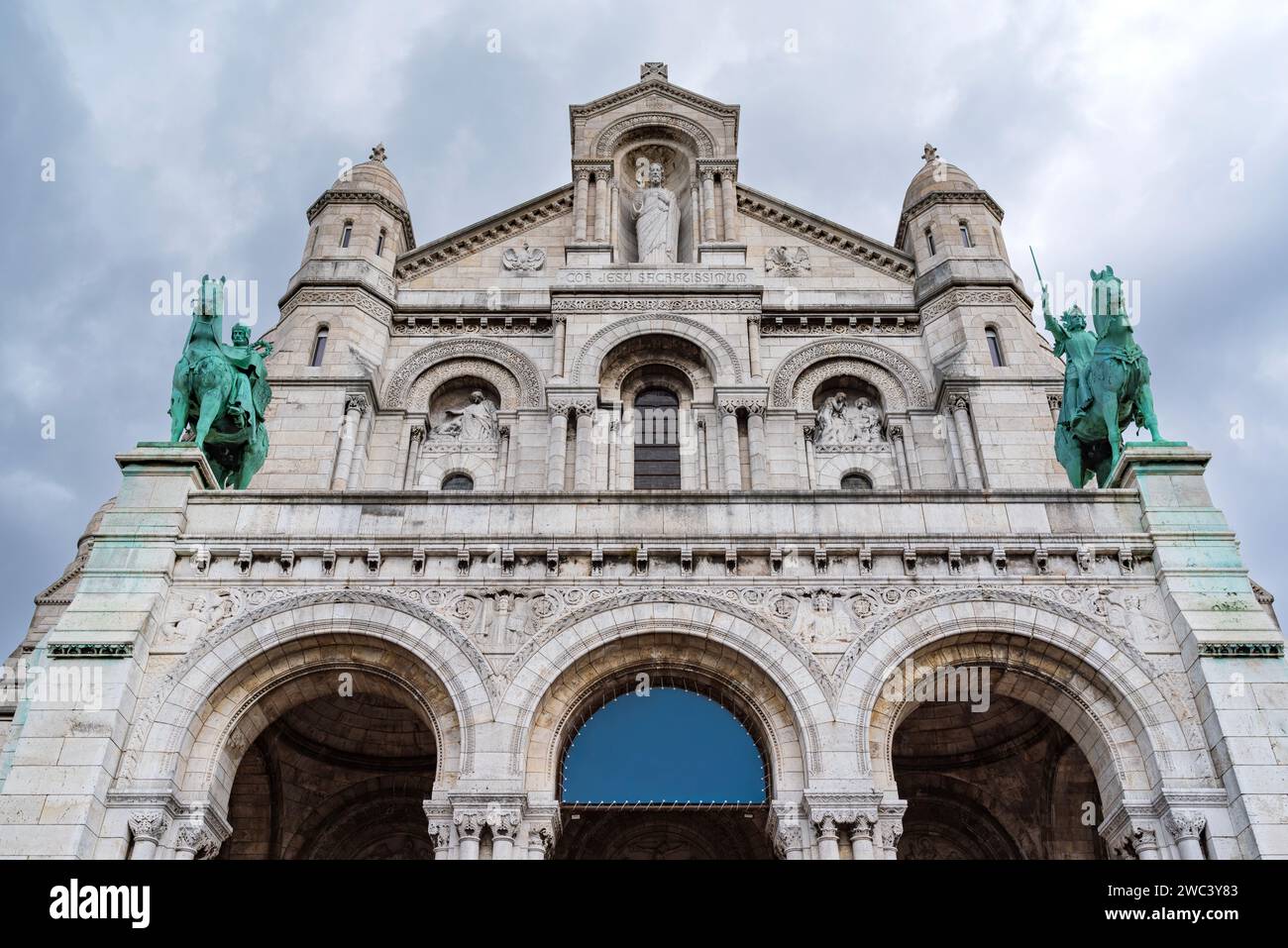 Außenansicht des heiligen Herzens der jesusbasilika in paris in montmartre Stockfoto