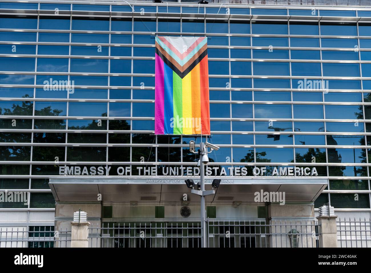 Während des Pride Month hängt eine Progress Pride-Flagge an der US-Botschaft in Ottawa, Kanada. Stockfoto