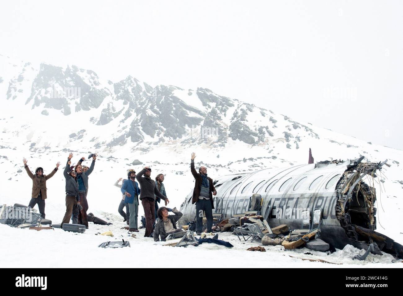 ERSCHEINUNGSDATUM: 4. Januar 2024. TITEL: Gesellschaft des Schnees. STUDIO: Netflix. DIREKTOR: J.A. Bayona. Der Flug eines Rugbyteams stürzt auf einem Gletscher in den Anden ab. Die wenigen Passagiere, die den Unfall überlebt haben, befinden sich in einer der härtesten Umgebungen der Welt. MIT Enzo Vogrincic, Agustin Pardella, Matias Recalt. (Credit Image: © Netflix/Entertainment Pictures/ZUMAPRESS.com) NUR REDAKTIONELLE VERWENDUNG! Nicht für kommerzielle ZWECKE! Stockfoto