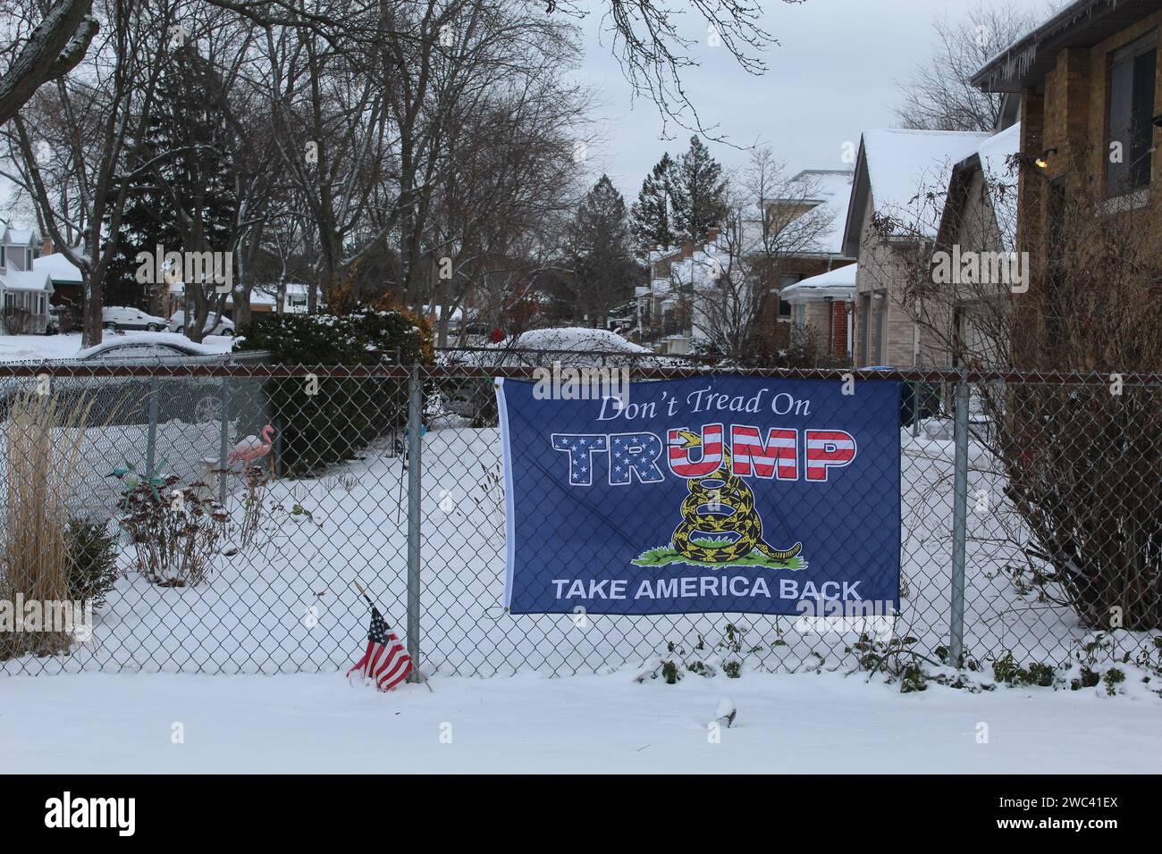 Trete im Winter nicht auf die Trumps Flagge am Zaun an bewölkten Tagen mit Schnee in des Plaines, Illinois Stockfoto