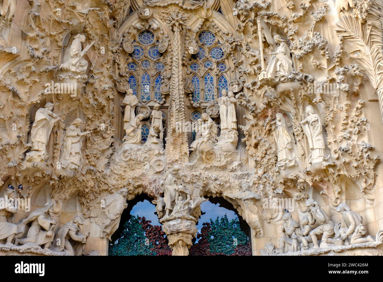 Portikus, Krippenfassade vor der Basilika La Sagrada Familia, von Antoni Gaudí, Barcelona, Spanien Stockfoto