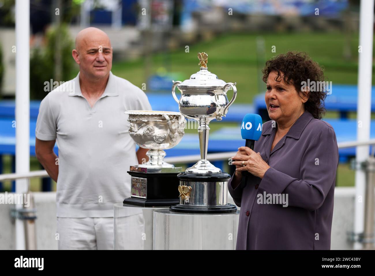 Melbourne, Victoria, Australien. Januar 2024. MELBOURNE, AUSTRALIEN - 14. JANUAR: Evonne Goolagong Cawley und Andre Agassi bei der Ankunft der Trophäen am ersten Tag der Australian Open 2024 im Melbourne Park am 14. Januar 2024 in Melbourne, Australien (Credit Image: © Chris Putnam/ZUMA Press Wire) NUR ZUR REDAKTIONELLEN VERWENDUNG! Nicht für kommerzielle ZWECKE! Stockfoto