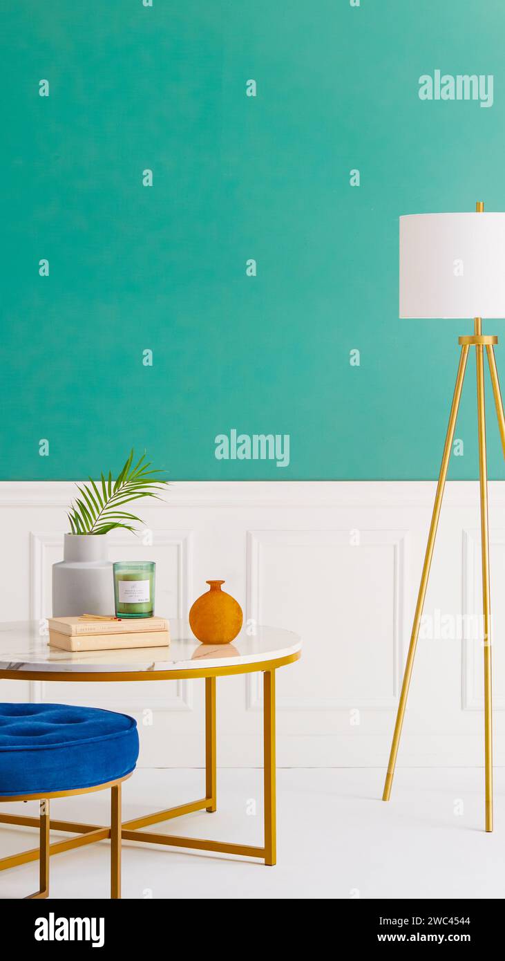 Ein heller und gut beleuchteter Raum im Frühlingsstil, aufgenommen in Studioatmosphäre Stockfoto