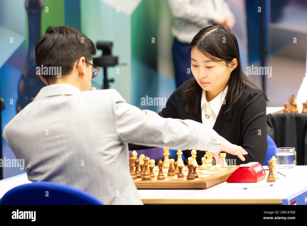 Wijk Aan Zee, Niederlande. Januar 2024. JU Wenjun (R) aus China tritt