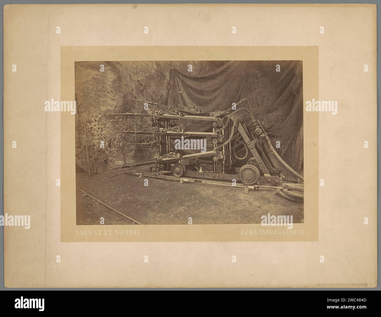 Druckluftbohrer beim Bau des Gotthardtunnels, Florentin Charnaux, 1872 - 1879 Foto Gotthardpas-Papier. Kartonalbumendruck Aufbohren, Bohren, Durchstechen (industrielle Prozesse). Unterirdische Straße, Tunnel Gotthardtunnel Stockfoto