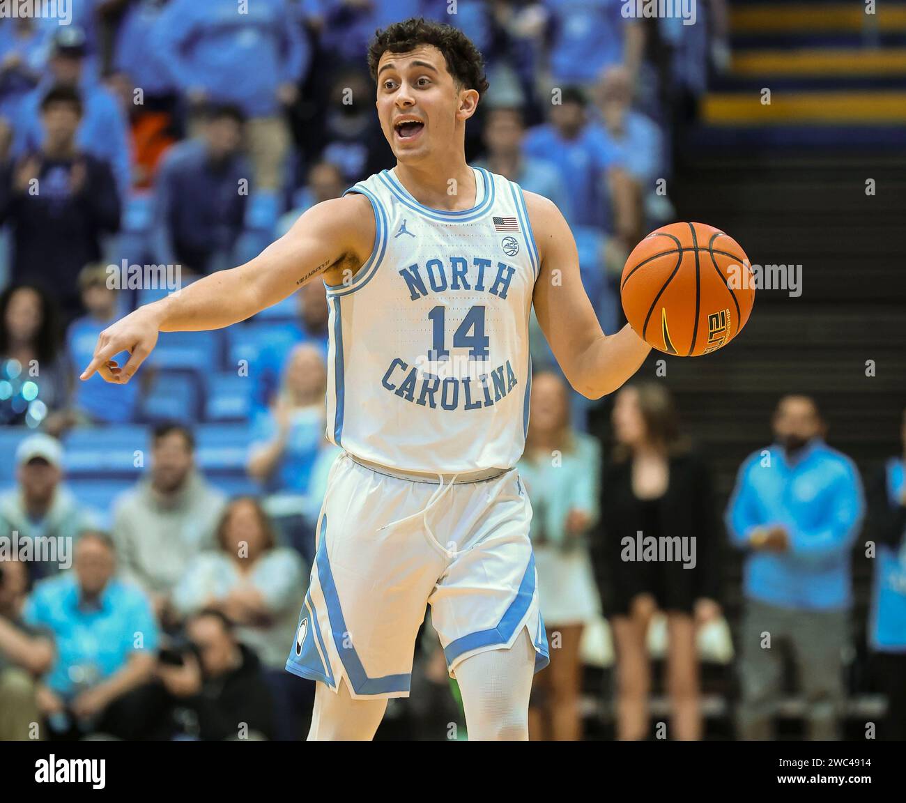 13. Januar 2024: North Carolina Senior Creighton Lebo (14) leitet den Verkehr. NCAA Basketballspiel zwischen Syracuse und der University of North Carolina im Dean Smith Center, Chapel Hill, North Carolina. David Beach/CSM Stockfoto