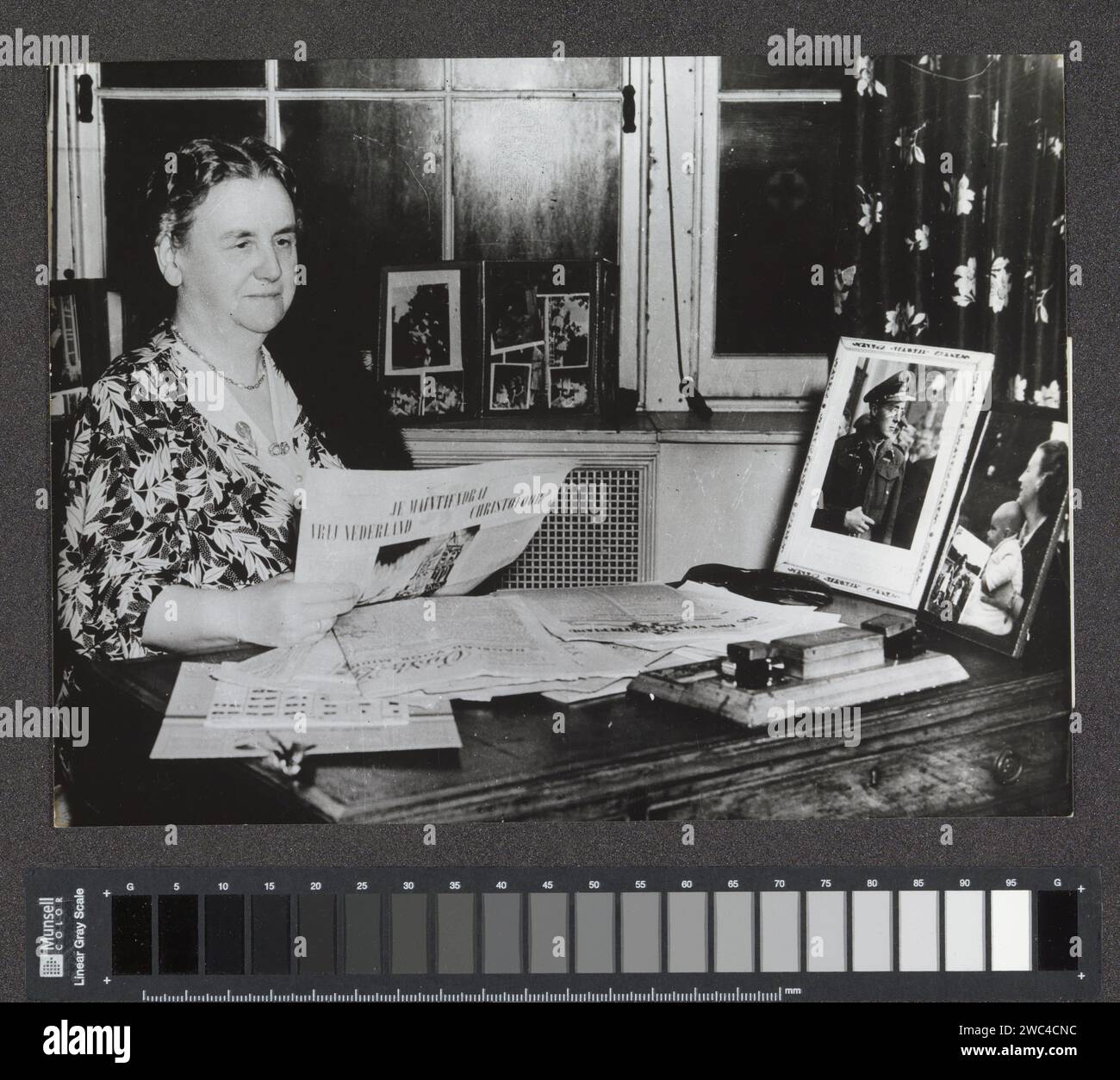 Königin Wilhelmina liest in ihrem Büro in London ein niederländisches Widerstandsmagazin, 1945 Fotografie Amsterdam fotografische Unterstützung Gelatine Silberdruck London Stockfoto
