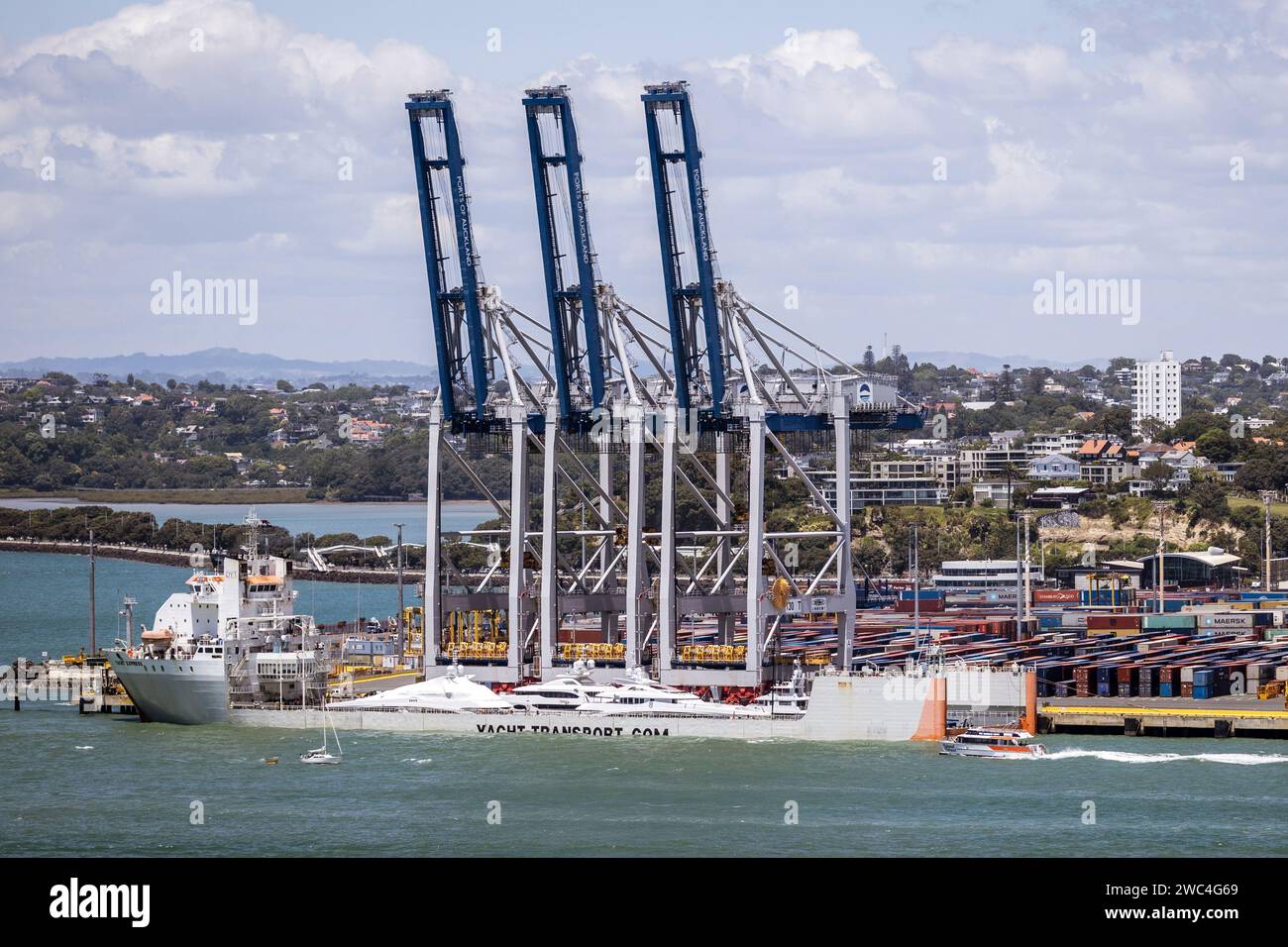 Das Yachttransportschiff Yacht Express legte am Sonntag, den 14. Januar 2024, im Hafen von Auckland in Neuseeland an. Foto: David Rowland / One-Image.com Stockfoto
