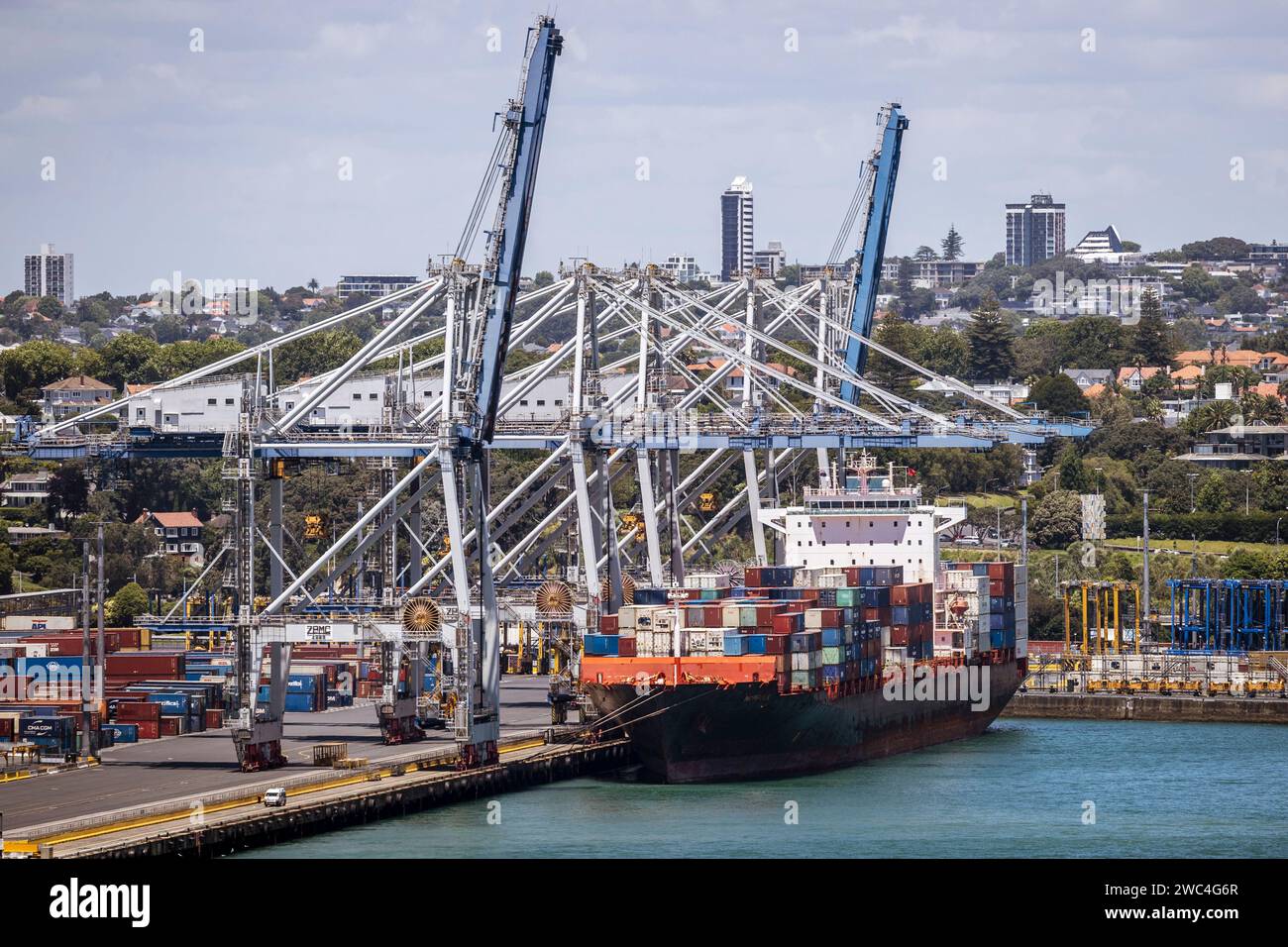 Das Containerschiff Norfolk legte am Sonntag, den 14. Januar 2024, im Hafen von Auckland in Neuseeland an. Foto: David Rowland / One-Image.com Stockfoto