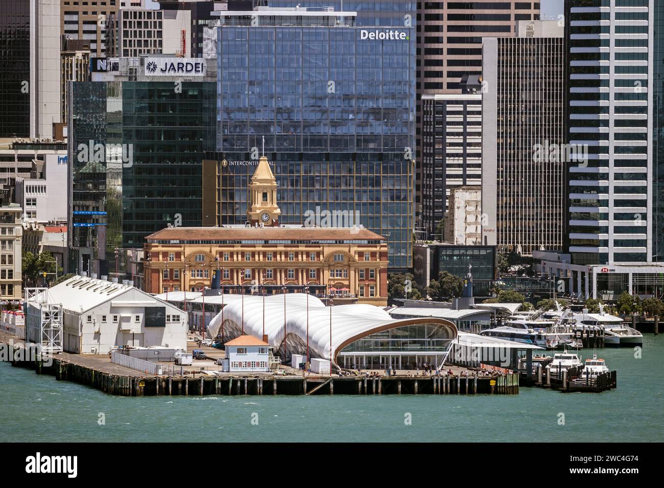 Queen’s Wharf and Ferry Building, Auckland, Neuseeland am Sonntag, 14. Januar 2024. Foto: David Rowland / One-Image.com Stockfoto