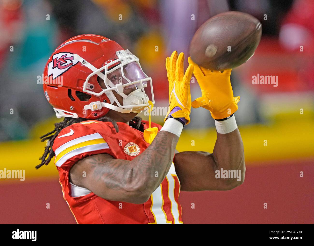 Kansas City, Usa. Januar 2024. Kansas City Chiefs Running Back Isiah Pacheco (10) bringt am Samstag, den 13. Januar 2024, im Wildcard-Playoff-Spiel im Arrowhead Stadium in Kansas City, Missouri einen Pass im Vorspiel gegen die Miami Dolphins. Foto: Jon Robichaud/UPI Credit: UPI/Alamy Live News Stockfoto