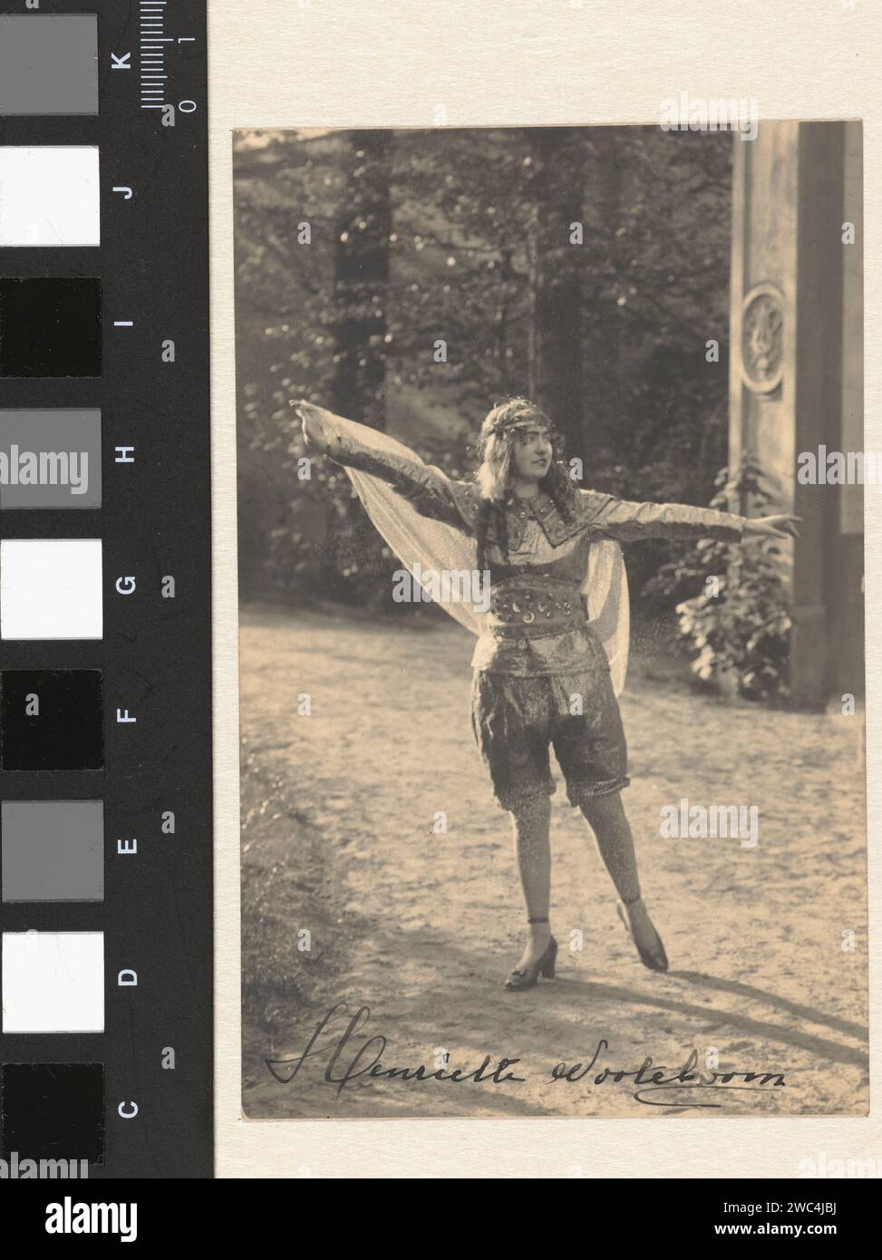 Henriëtte Nooteboom in einem Tanzplatz, Adrianus van Beurden, 1900 - 1940 Fotografie Tilburg Papier Gelatine Silberdruck historische Personen. Frau, die allein tanzt Niederlande Stockfoto