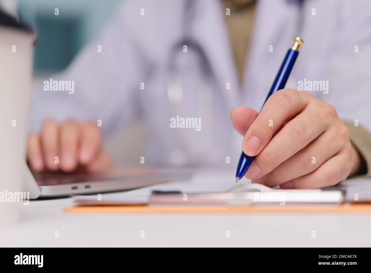 Arzt Hand mit Stift Schreiben Dokument Gesundheit medizinische Verordnung und Aufzeichnung Informationen Verwaltung diagnostische Versorgung Stockfoto