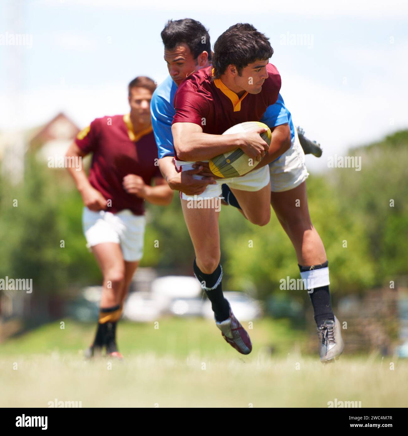 Einen tackling springen -Fotos und -Bildmaterial in hoher Auflösung – Alamy
