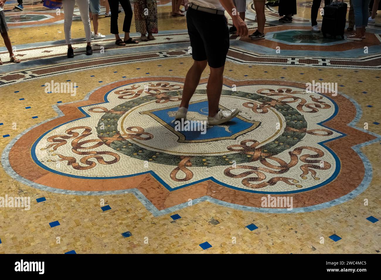 Mosaik eines Stiers auf dem Boden der Galleria Vittorio Emanuele II in Mailand, Italiens ältester aktiver Einkaufsgalerie Stockfoto