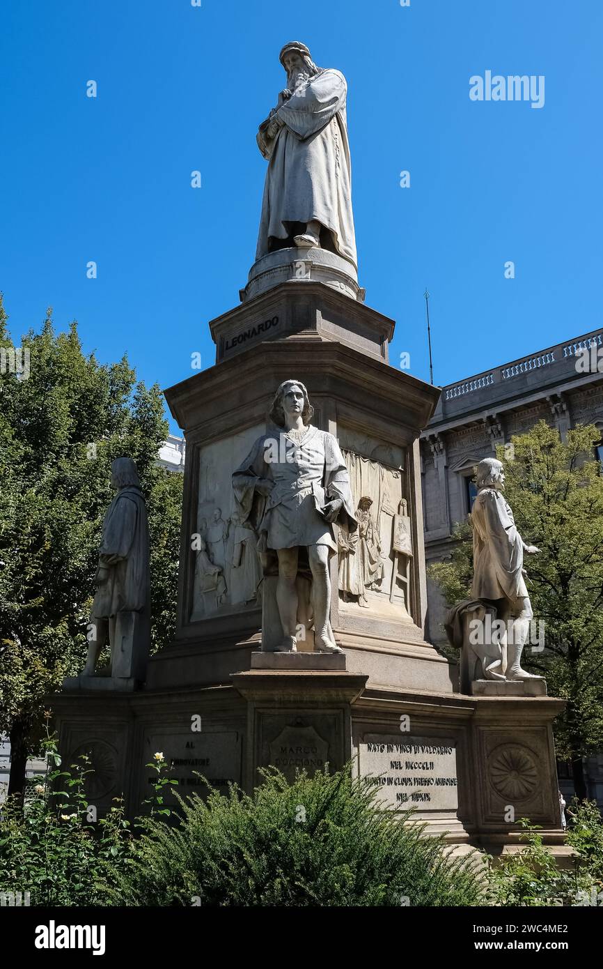 Detail des Denkmals für Leonardo da Vinci, eine Skulpturengruppe zum Gedenken an die Mailänder Piazza della Scala Stockfoto