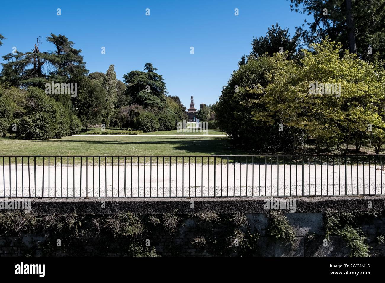 Blick auf das Castello Sforzesco, eine mittelalterliche Festung aus dem 15. Jahrhundert, vom Parco Sempione (Simplon Park) in Mailand Stockfoto