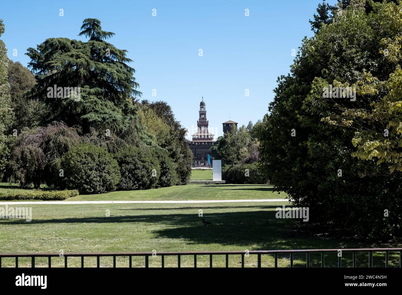 Blick auf das Castello Sforzesco, eine mittelalterliche Festung aus dem 15. Jahrhundert, vom Parco Sempione (Simplon Park) in Mailand Stockfoto