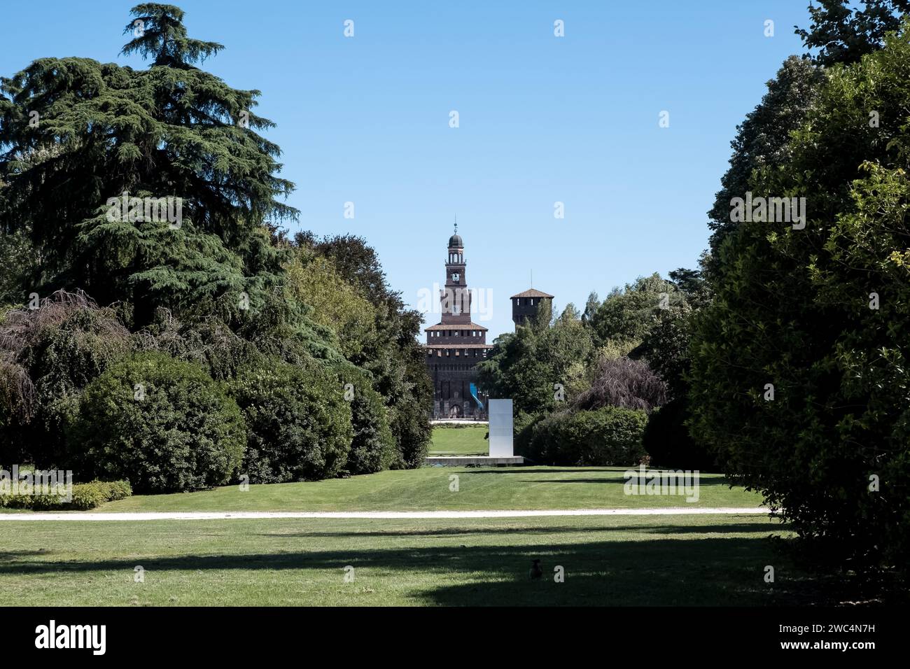 Blick auf das Castello Sforzesco, eine mittelalterliche Festung aus dem 15. Jahrhundert, vom Parco Sempione (Simplon Park) in Mailand Stockfoto
