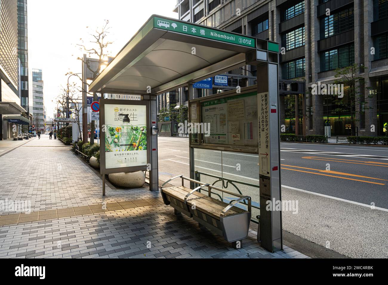 Tokio, Japan, Januar 2024. Der überdachte Unterschlupf einer Bushaltestelle auf dem Bürgersteig einer Straße im Stadtzentrum Stockfoto