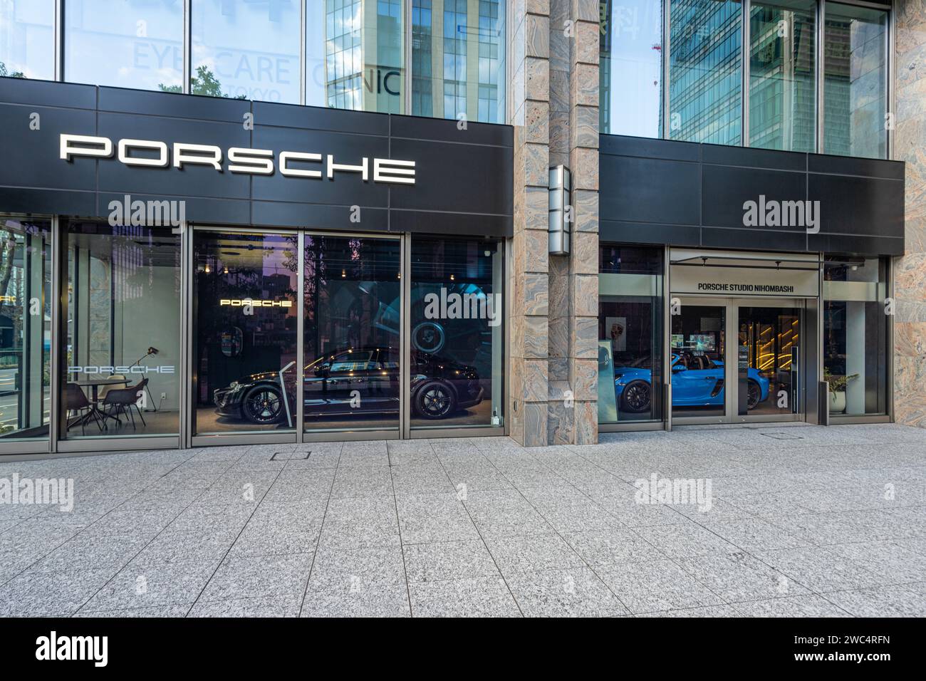 Tokio, Japan, Januar 2024. Die Fenster des Showrooms der Marke Porsche in einer Straße im Stadtzentrum Stockfoto