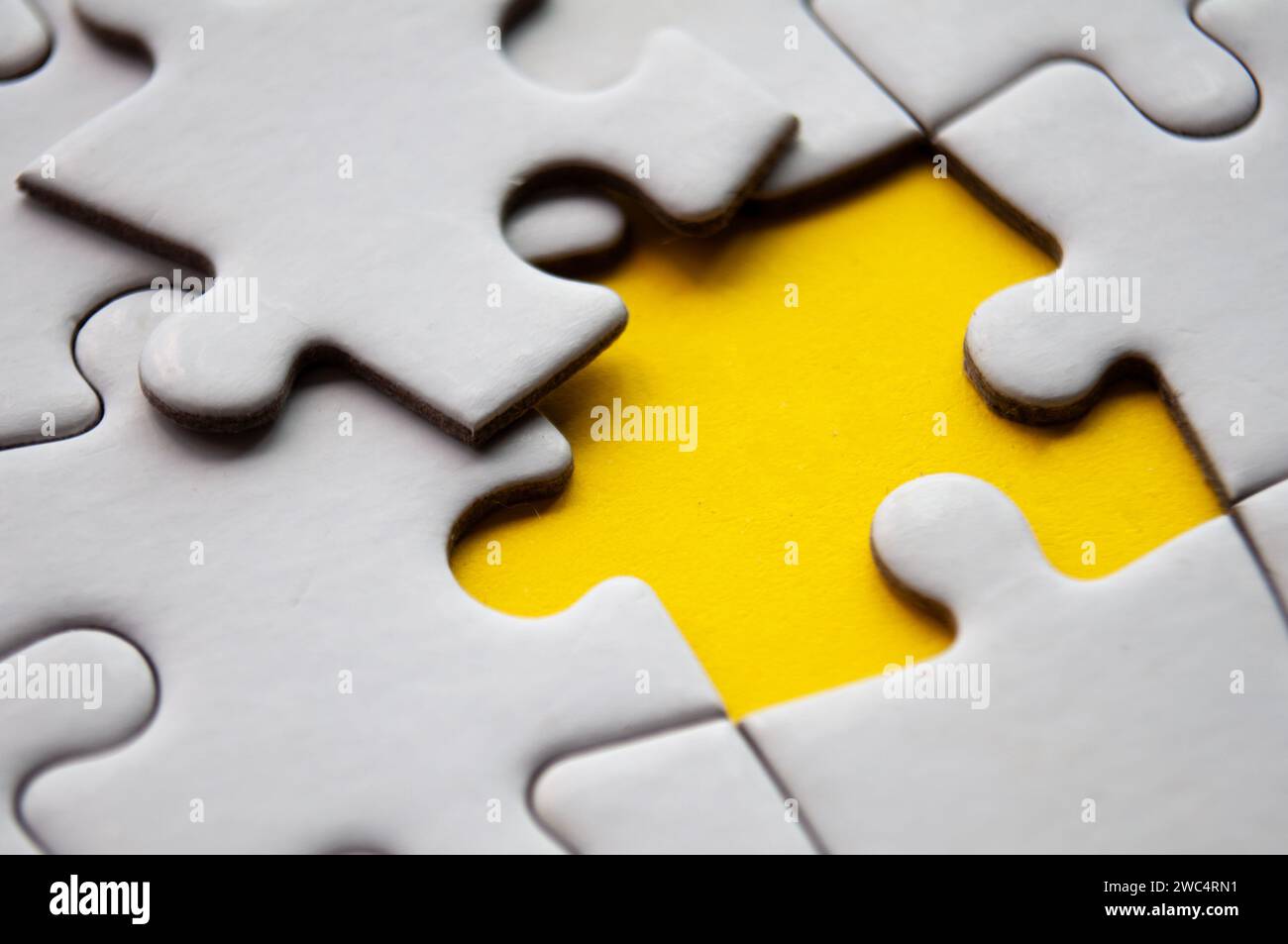 Nahansicht des fehlenden Puzzles auf gelbem Hintergrund. Kopierbereich Stockfoto