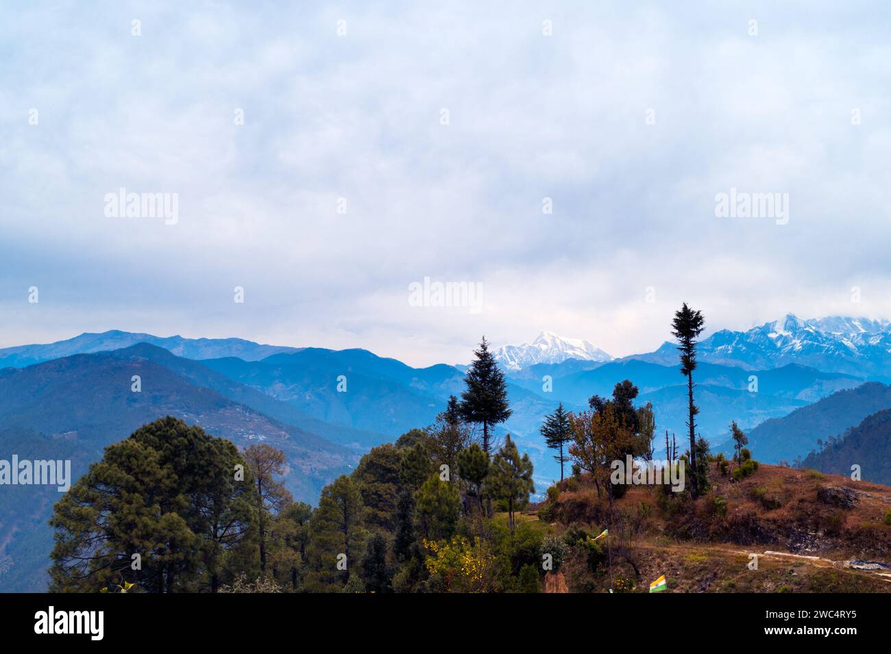 Berggipfel in den Bergen. Panoramablick auf die schneebedeckten Bergketten des Himalaya und den Nanda Devi Gipfel. Kausani, Uttarakhand, Indien. Stockfoto