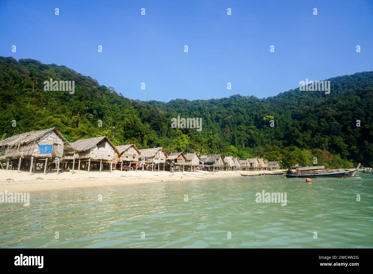 Traditionelles thailändisches Langboot mit Dieselmotor im Dorf Morgan, der Siedlung der Sea Gypsies Tribe im Süden Thailands. Surininseln, Andamanensee, Ph Stockfoto