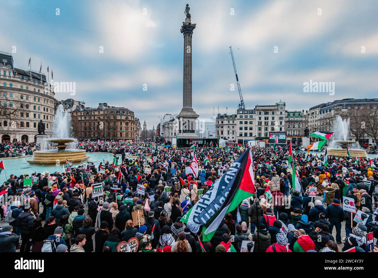 Große Menschenmassen versammeln sich auf dem Trafalgar Square zu einer Pro-Palästina-Kundgebung. Stockfoto