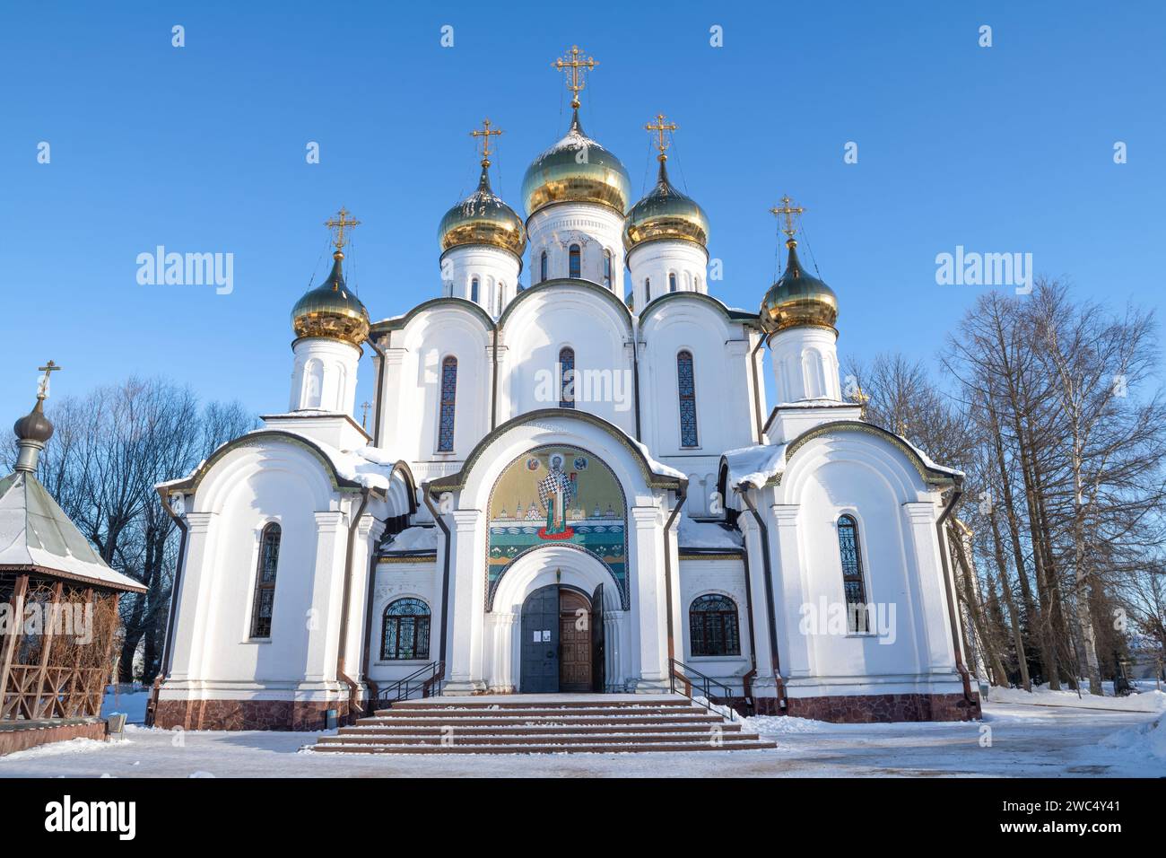 PERESLAVL-ZALESSKY, RUSSLAND - 4. JANUAR 2024: ST. Nikolaus-Kathedrale der St. Nikolaus-Kloster an einem sonnigen Januartag. Goldener Ring von Russland Stockfoto