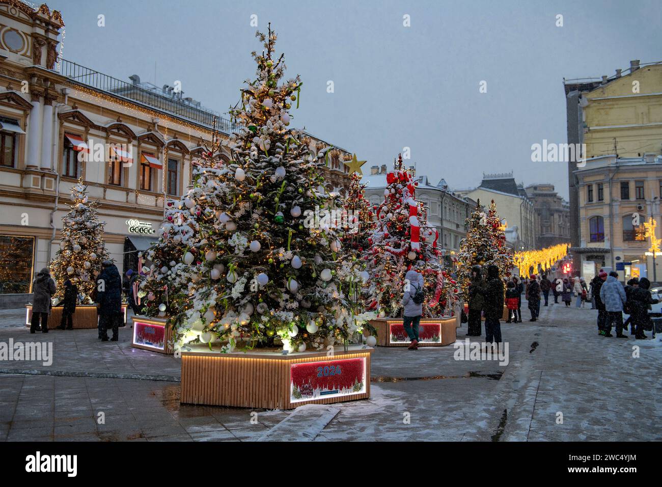MOSKAU, RUSSLAND - 06. JANUAR 2024: Neujahr in Moskau. Neujahrsbäume auf der Kuznetsky-Straße in der Januardämmerung Stockfoto