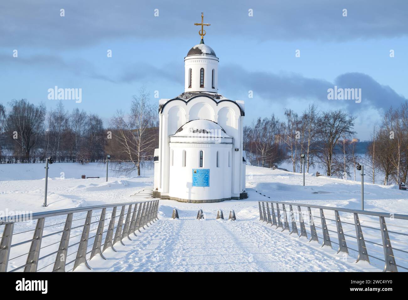 TVER, RUSSLAND - 7. JANUAR 2024: Kirche von Michael Tverskoy auf Memory Island an einem Januartag Stockfoto