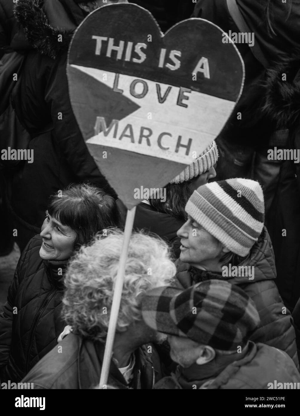 Schwarz-weiß-Bild des Schilds „This is A Love March“ bei einem pro-Palästina-marsch in London. Stockfoto