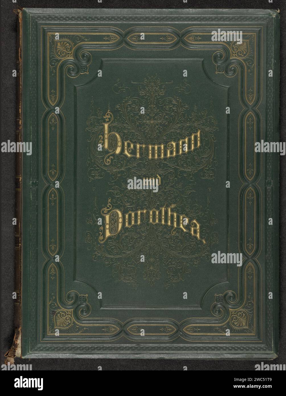 Album mit Fotoproduktionen von Gemälden von A. G. von Ramberg zu dem Werk 'Hermann und Dorothea' von J. W. von Goethe, Franz Hanfstaengl, nach Arthur Georg von Ramberg, 1871 - 1872 Buch Grüne Band mit dem Titel in Golddruck und Verzierungen mit geometrischen und pflanzlichen Motiven auf der Frontplatte, teilweise erleichtert. Der Ridge der Band besteht aus braunem Leder, die Deckblätter aus weißem Gaufreerd-Papier, das Album klingen Gold auf dem Schnitt. Auf 67 gedruckten Seiten der Text des EPOS Hermann und Dorothea (Erstausgabe 1797) von Johann Wolfgang von Goethe (1749–1832), durchsetzt mit 8 Fotoproduktionen von Ölfarbe Stockfoto