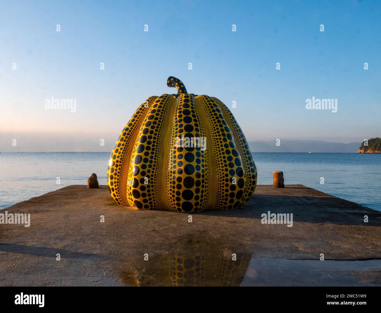 Nahaufnahme des gelben Kürbis des Künstlers Yayoi Kusama vor dem Benesse House Museum für zeitgenössische Kunst am Seto Inland Sea auf Naoshima Island, Japan. Stockfoto