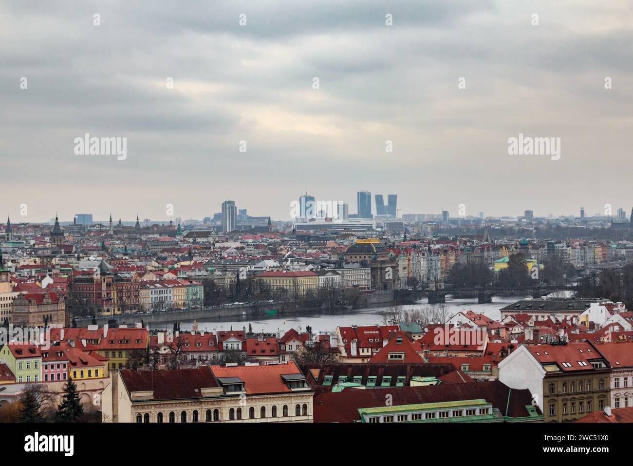 Panoramablick auf die mittelalterliche Stadt Prag im Winter. Vom di aus können Sie die Karlsbrücke, die Prager Brücke und einige Wolkenkratzer und Hotels sehen Stockfoto