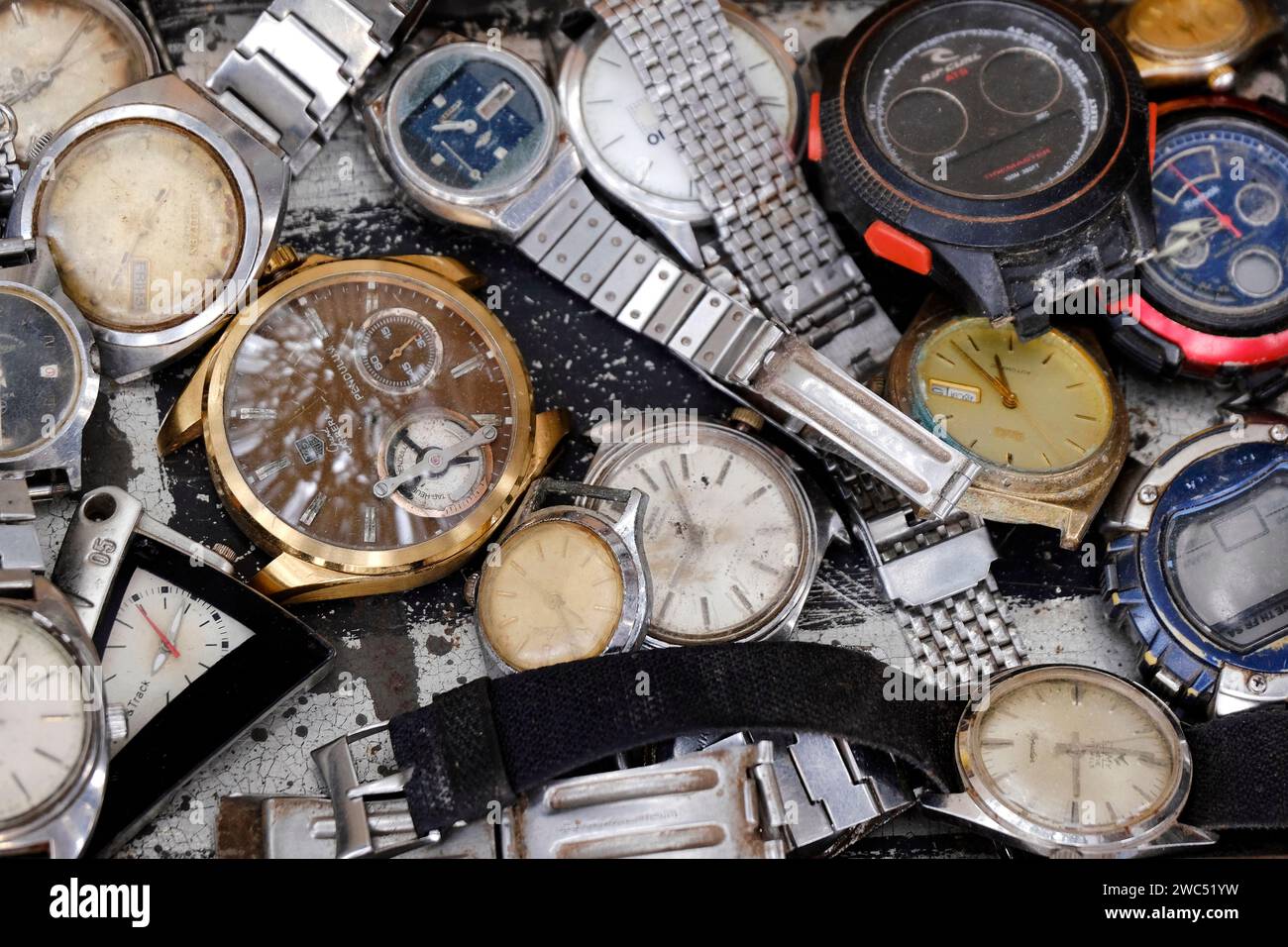 22. Dezember 2023: Alte Armbanduhren, Nahaufnahmen von gebrauchten Uhren, die am Straßenrand verkauft werden, antike Uhren, Uhren. Stockfoto