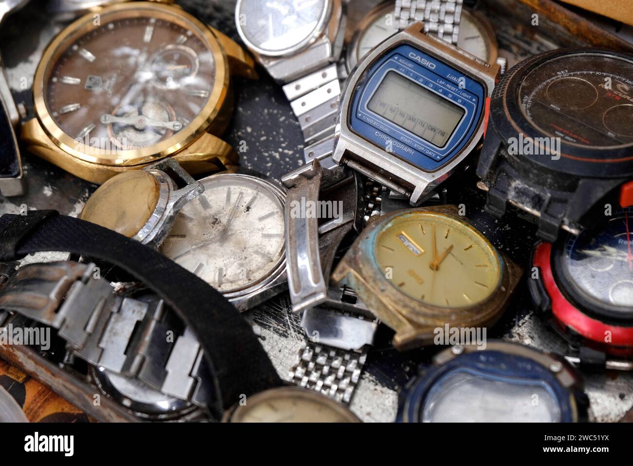 22. Dezember 2023: Alte Armbanduhren, Nahaufnahmen von gebrauchten Uhren, die am Straßenrand verkauft werden, antike Uhren, Uhren. Stockfoto