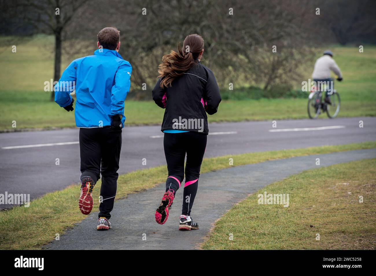 Undatiertes Dateifoto von Joggingern. Nach neuen Forschungen ist das Pleasthormon Dopamin eine der Hauptgründe für die Verbesserung der Reaktionszeiten nach körperlicher Betätigung. Wissenschaftler der Universität Portsmouth sagen, dass die Ergebnisse zu neuen körperbasierten Behandlungen führen könnten, um die kognitive Gesundheit bei Erkrankungen wie Parkinson, Schizophrenie, ADHS, sucht und Depression zu verbessern. Ausgabedatum: Sonntag, 14. Januar 2024. Stockfoto